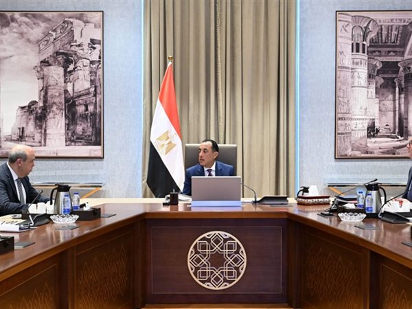رئيس الوزراء يتابع مع وزير البترول عدداً من ملفات العمل
