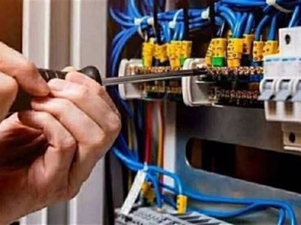 شركة القناة للكهرباء تشكل لجانًا لمراجعة محاضر الضبطية القضائية وحصر مستحقات 5 سنوات