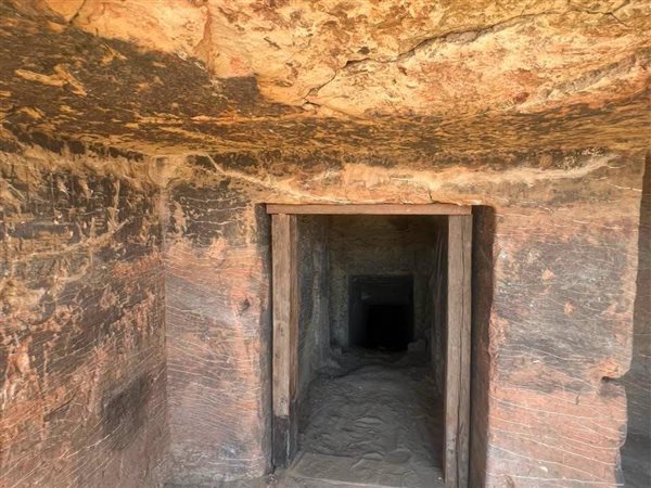 اكتشاف أثري جديد في سقارة.. الكشف عن 3 مقابر صخرية من عصر الدولة الحديثة بجبانة البوباسطيون