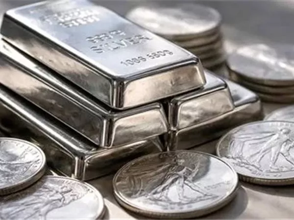 الفضة تخسر 7% عالميًا خلال أسبوع.. وارتفاع الدولار والعلاوة السعرية يحدان من تراجعها في مصر