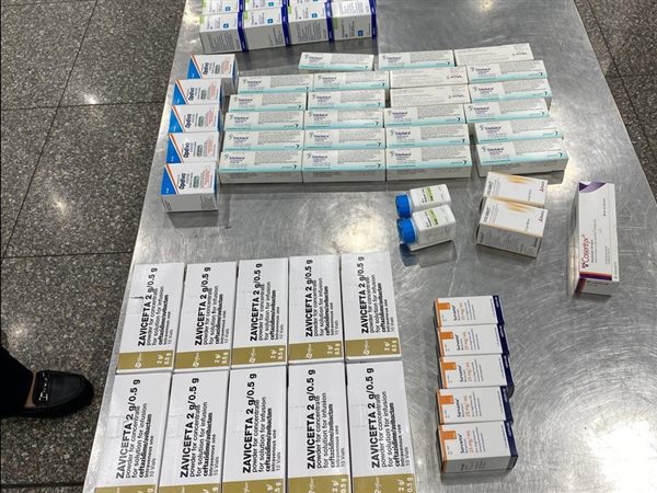 جمارك مطار القاهرة تضبط أدوية أورام سرطانية بقيمة تتجاوز 5 ملايين جنيه