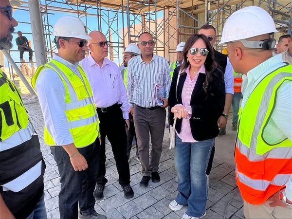 وزيرة الإسكان تتفقد مشروع تطوير منطقة 