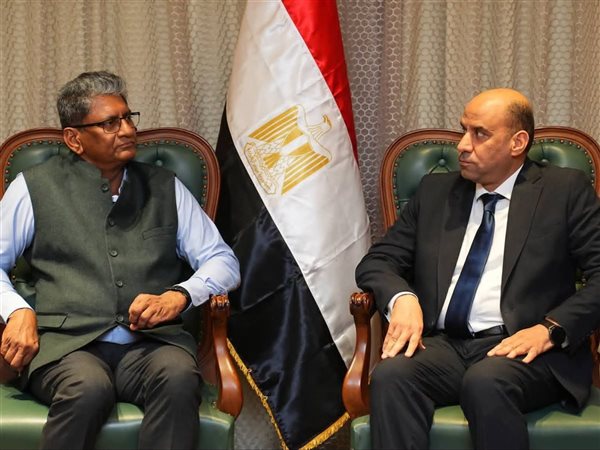 وزير العمل يبحث مع السفير الهندي تعزيز التعاون بالتدريب والتشغيل وجذب الاستثمارات المشتركة 