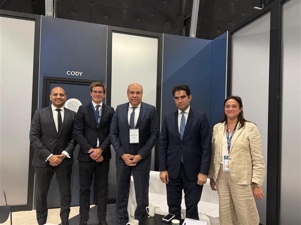 وزير الطيران يبحث مع بريطانيا جذب الاستثمارات وتعزيز الشراكات بقطاع الطيران المدني 