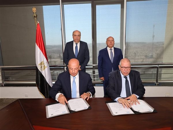 وزيرا النقل والطيران يشهدان توقيع بروتوكول لرفع كفاءة وصيانة الممرات الرئيسية والطرق الداخلية بالمطارات