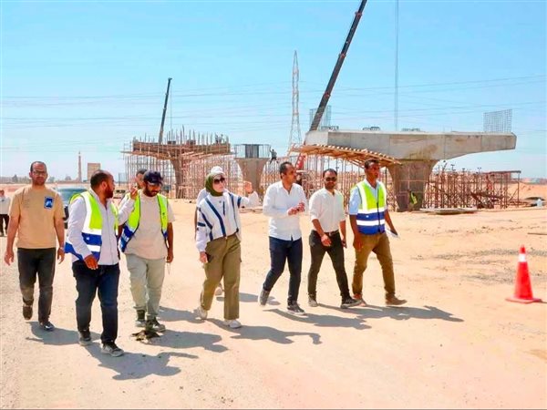 وزيرة الإسكان تتابع موقف تنفيذ عدد من المشروعات وملفات العمل بمدينة السويس الجديدة