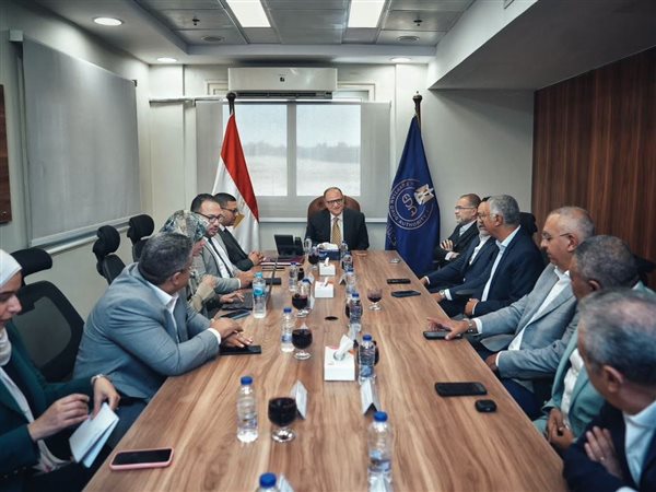 رئيس هيئة الدواء يبحث مع كبرى شركات التوزيع آليات تأمين إمدادات الدواء واستقرار السوق