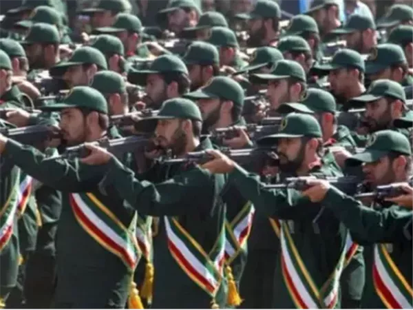 الحرس الثوري الإيراني يحذر بريطانيا بعد السماح باستخدام قواعدها في ضربات أمريكية ضد طهران
