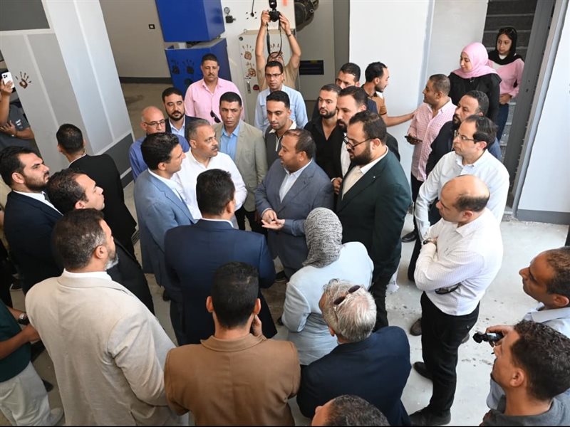 وزير الصناعة في العاشر من رمضان