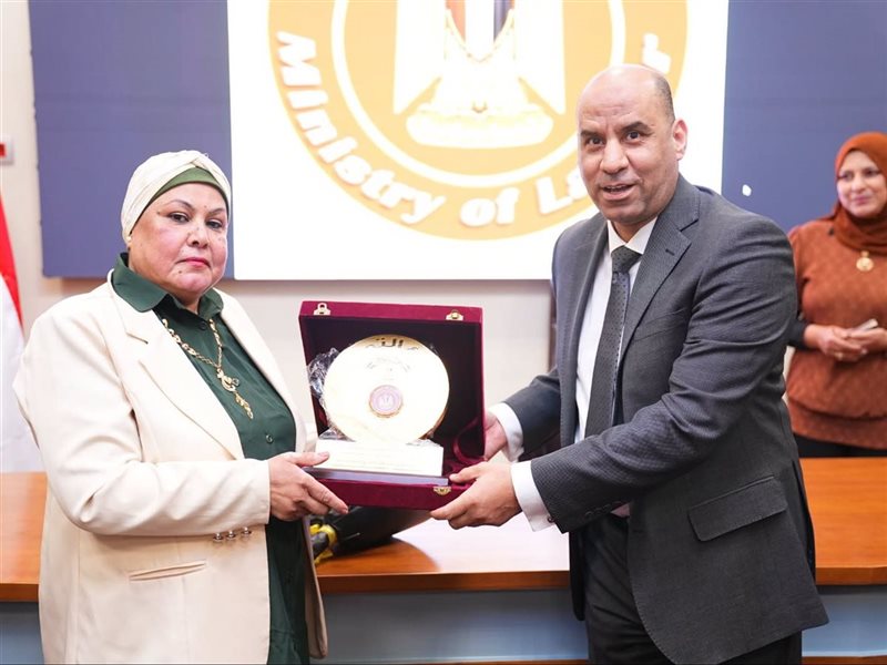 وزير العمل يكرّم