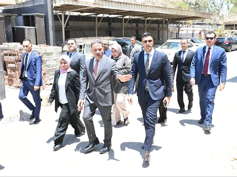 وزير الصناعة يتفقد