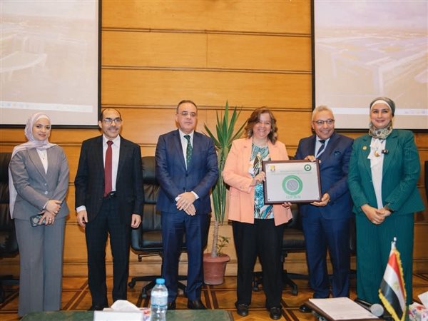 رئيس صندوق الإسكان الاجتماعي تتسلم شهادة تقييم الإسكان الأخضر المنفذ بـ سكن لكل المصريين بحدائق العاصمة