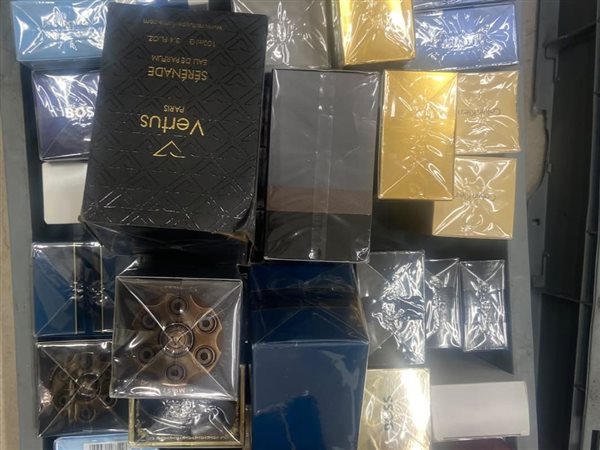 جمارك مطار الإسكندرية تحبط تهريب 20 هاتف آيفون ومضبوطات تتجاوز 1.6 مليون جنيه