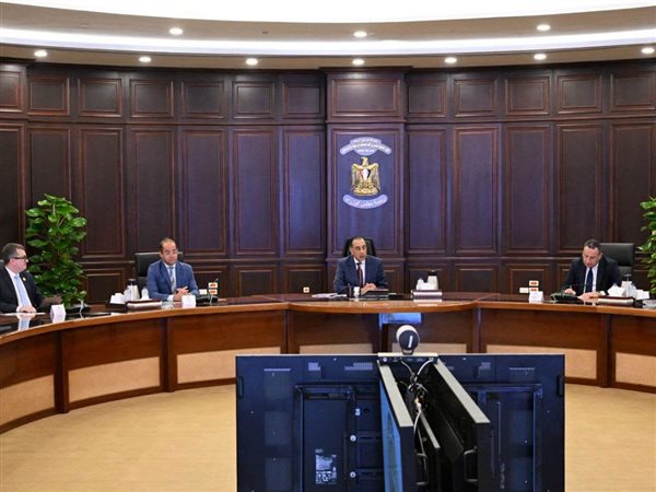 رئيس الوزراء يتابع خطوات التعيين حديثاً واختيار الوظائف القيادية والإشرافية بالجهاز الإداري للدولة