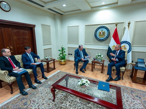 وزير البترول يبحث مع الرئيس التنفيذي لشركة أباتشي العالمية التعاون في خطط الاستكشاف والإنتاج بالصحراء الغربية