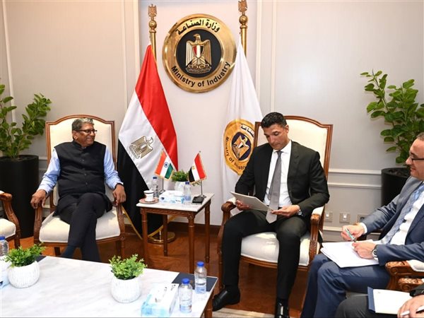 وزير الصناعة يبحث مع سفير الهند تعزيز التعاون الصناعي وجذب استثمارات جديدة لمصر