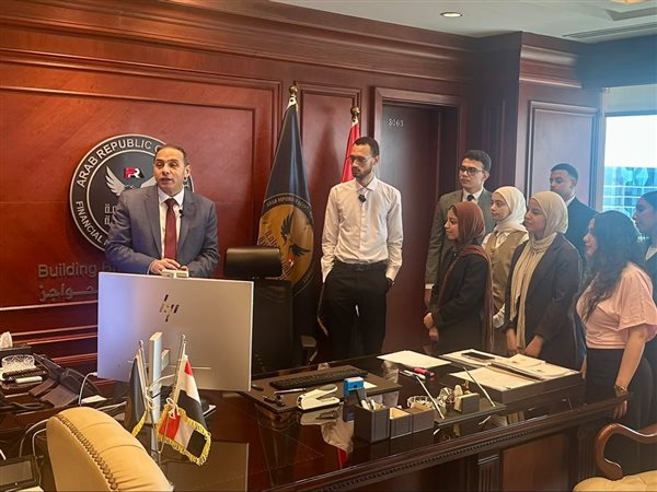 رئيس الرقابة المالية يلتقي طلاب التدريب الصيفي.. ويكشف تطورات «الشورت سيلينج» والمشتقات المالية