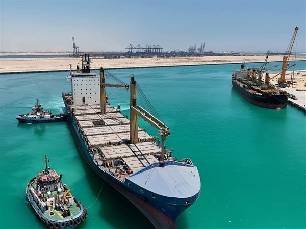 محطة ترانس كارجو بالسخنة تستقبل أول سفينتين وتواصل التشغيل التجاري بنجاح