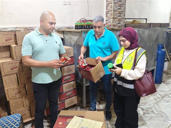 تموين الغربية يداهم مصنعًا غير مرخص وبضبط 5.6طن عسل أسود مجهول المصدر 