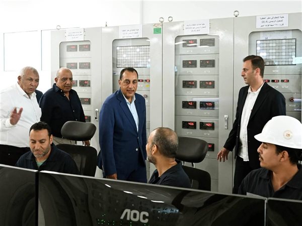 رئيس الوزراء يتفقد محطة كهرباء شرق مطروح ويطمئن على جاهزية الشبكة