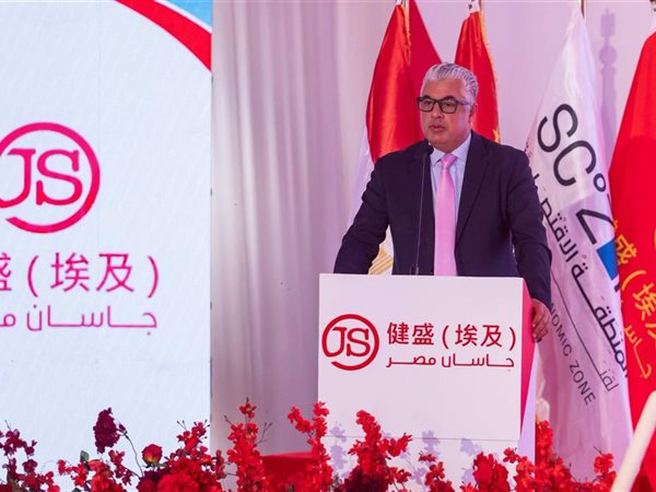 رئيس اقتصادية قناة السويس يشهد وضع حجر أساس مشروع 
