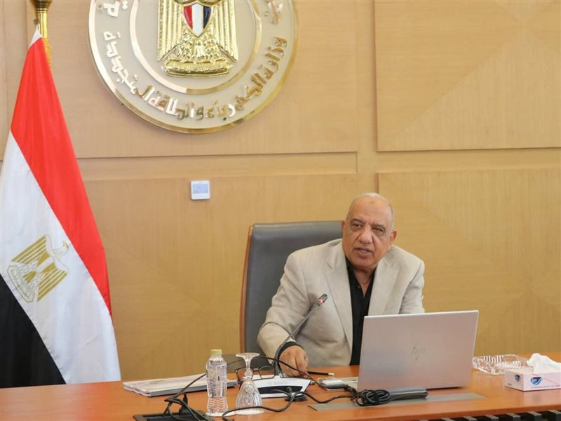 وزير الكهرباء والطاقة المتجددة محمود عصمت 