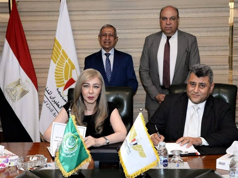 أثناء توقيع البروتوكول
