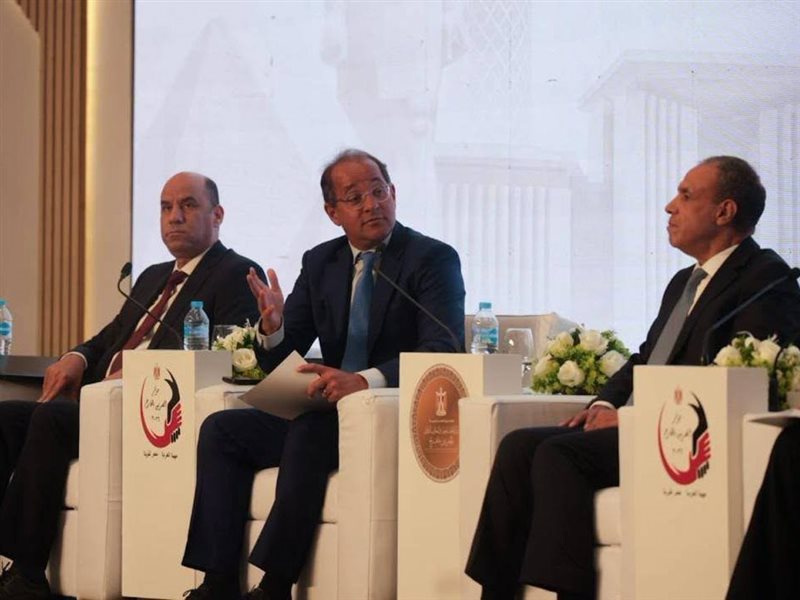 وزير المالية في مؤتمر