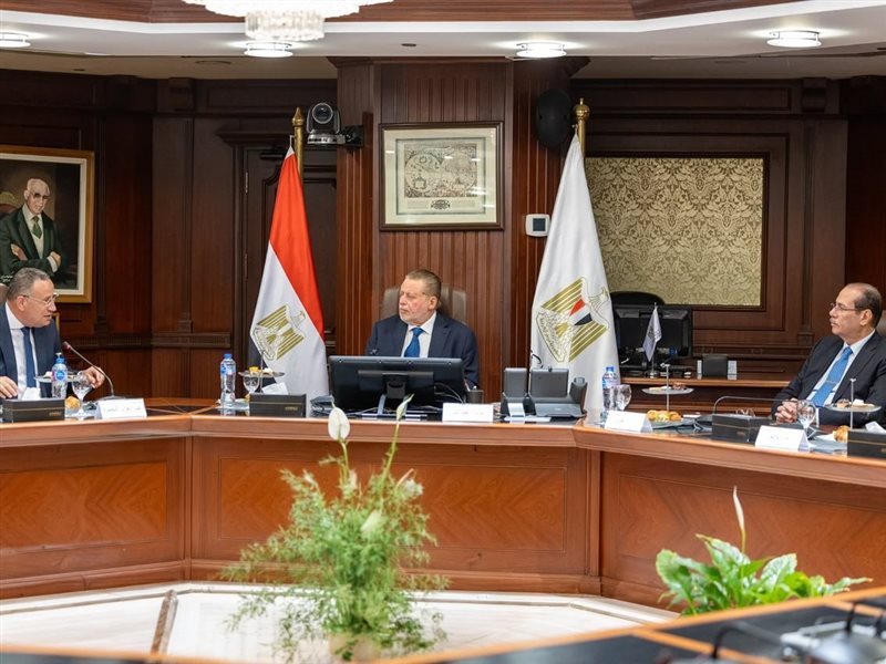 اجتماع محافظ البنك