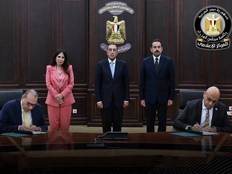 أثناء توقيع الاتفاقية