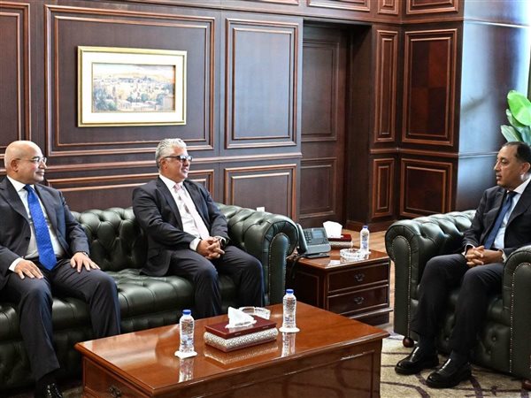 رئيس الوزراء يشهد مراسم تسليم وتسلم رئاسة الهيئة العامة للمنطقة الاقتصادية لقناة السويس