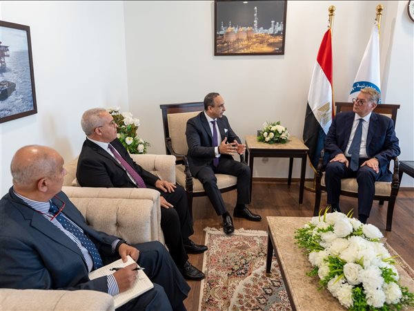 وزير البترول يبحث مع هاليبرتون زيادة الإنتاج بأساليب الحفر الأفقي والتكسير الهيدروليكي