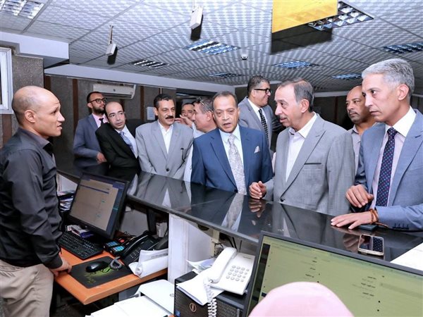 محافظ سوهاج يفتح ملف الاستثمار مع التجار.. و500 ألف جنيه لدعم الأسر الأكثر احتياجًا