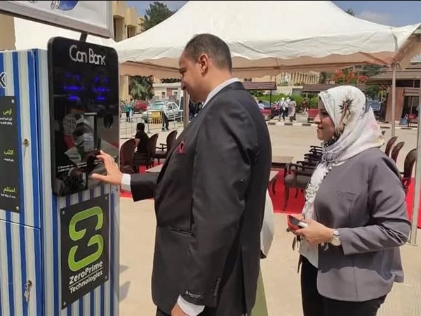«ارميها وخد فلوس».. ماكينات ذكية في الدقي تحول الزجاجات والكانز إلى رصيد