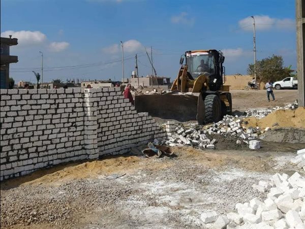 إزالة سور مخالف في المهد بقرية الرضوان بجنوب بورسعيد