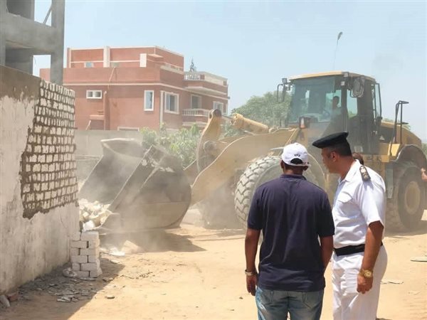 إزالة مخالفات بناء وتعديات على مساحة 8 أفدنة بالعبور الجديدة 
