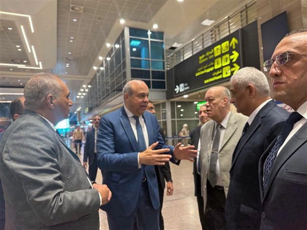 وزير الطيران يتفقد مطار القاهرة ويوجه بتسريع إجراءات الركاب خلال ذروة التشغيل