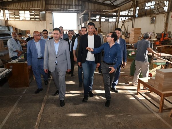 وزير الصناعة يتفقد 4 مصانع بدمياط ويعلن تيسيرات جديدة لدعم المستثمرين