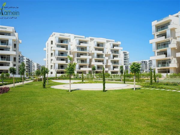 استمرار أعمال تطوير وصيانة المسطحات الخضراء بكمبوند مزارين بمدينة العلمين الجديدة