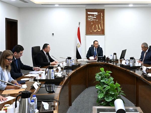 رئيس الوزراء يوجه بإتاحة المزيد من التيسيرات والمحفزات للطلاب الوافدين