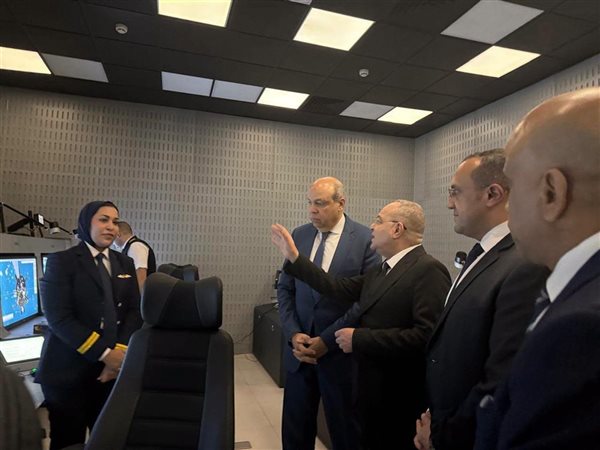وزير الطيران يتابع التشغيل التجريبي للأنظمة الرادارية الحديثة بمطار القاهرة الدولي