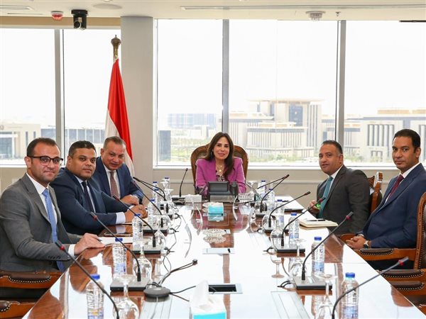 وزيرة الإسكان تستعرض رؤية تطوير آليات العمل بالهيئة العامة للتنمية السياحية