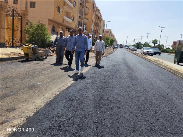 رئيس جهاز مدينة بدر يتابع أعمال تطوير الطرق بالحى الثالث