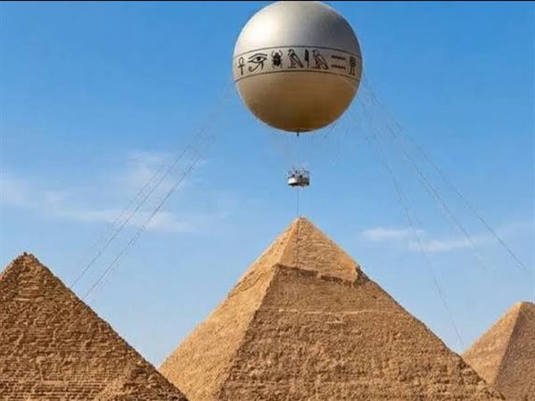 منطاد فوق أهرامات الجيزة.. مشروع جديد يتيح للسائحين مشاهدة المنطقة الأثرية من السماء