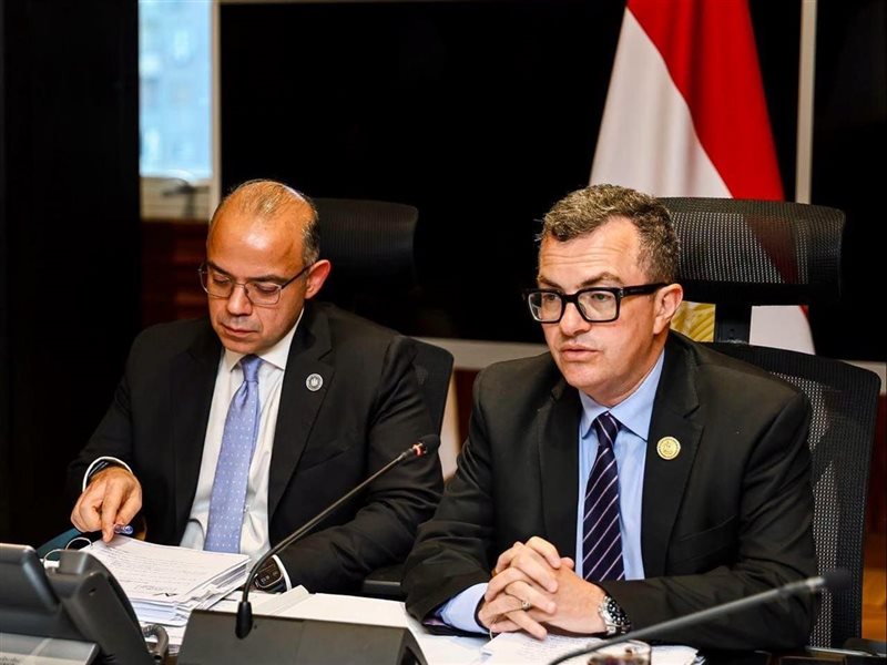 وزير التخطيط في الاجتماع