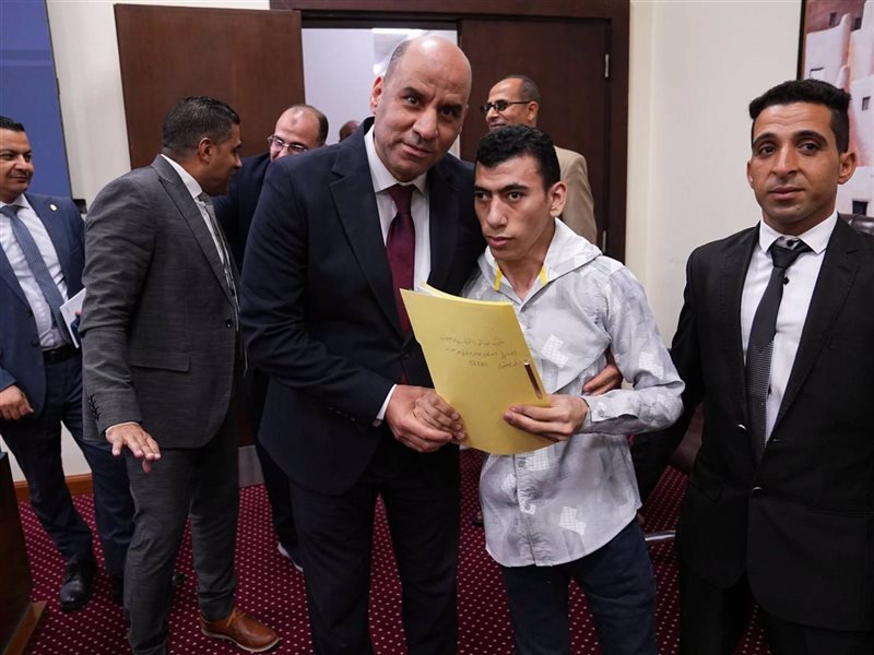 وزير العمل مع ذوي
