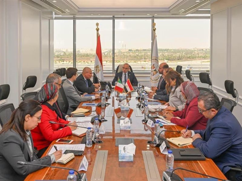 وزير الاستثمار يبحث