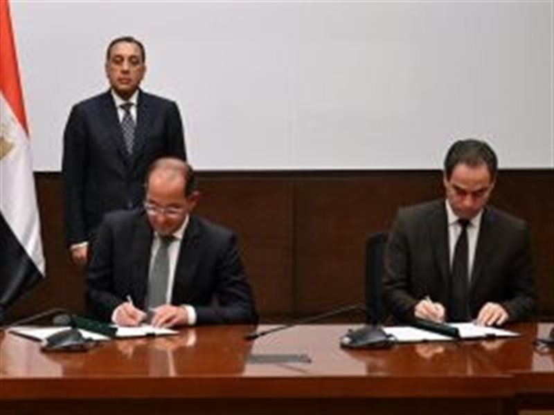 جانب من توقيع التسوية