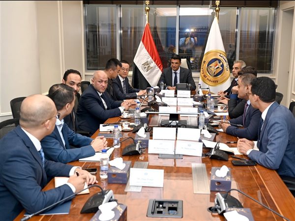 وزير الصناعة يبحث مشروعات «هاير مصر» وخطط التوسع.. استثمارات 135 مليون دولار بالعاشر من رمضان