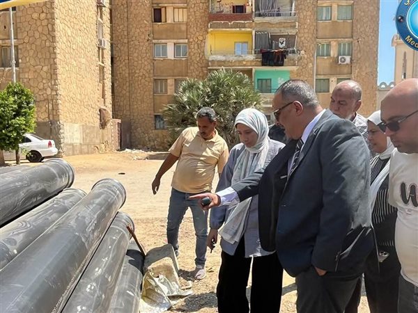 رئيس مياه القناة يتابع إحلال وتجديد خط صرف صحي بطول 1300 متر بالسويس